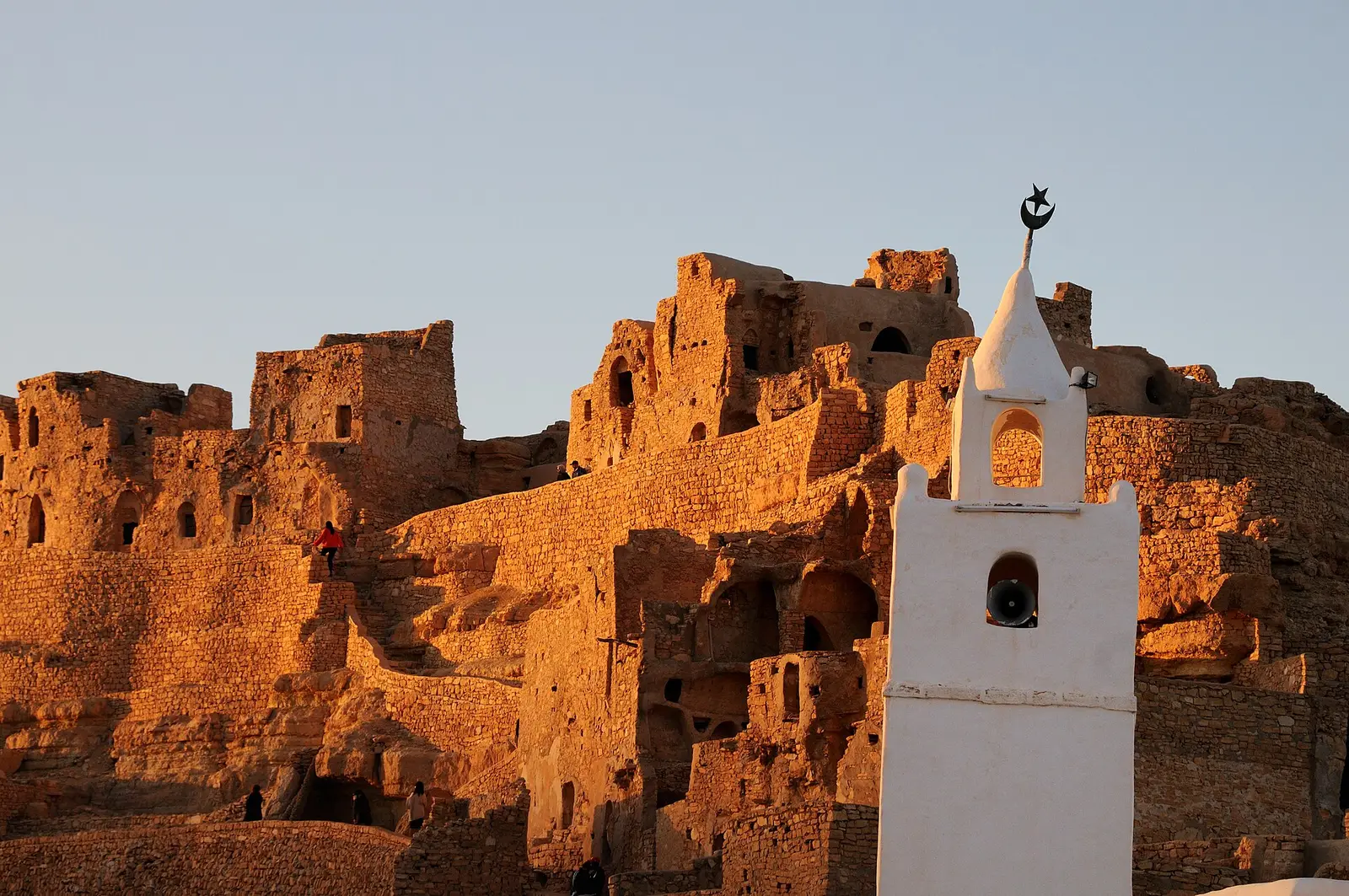 الجامع الأبيض وقصر شنني عند الغروب