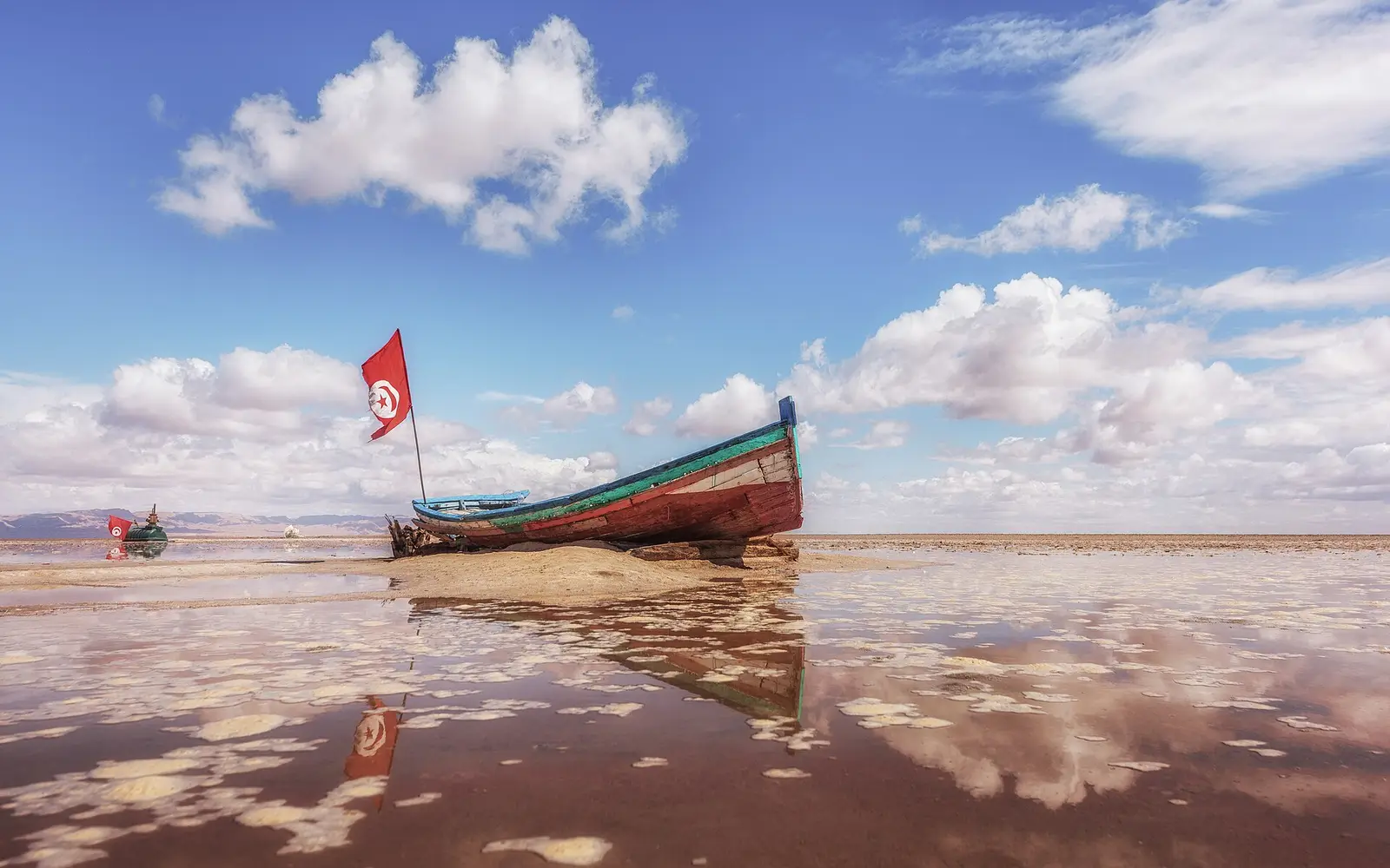 قارب على مرآة البحيرة المالحة